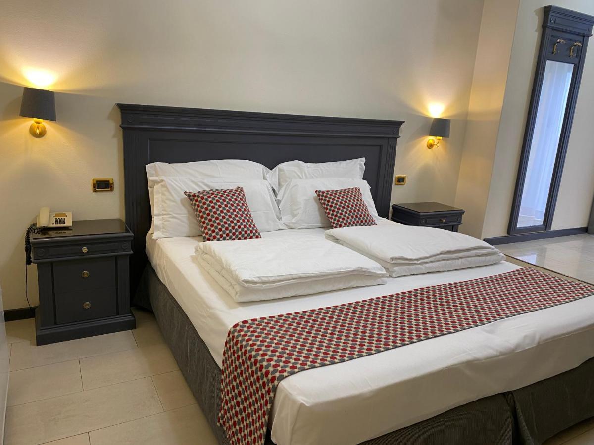 Hotel Estee Desenzano del Garda Exterior photo