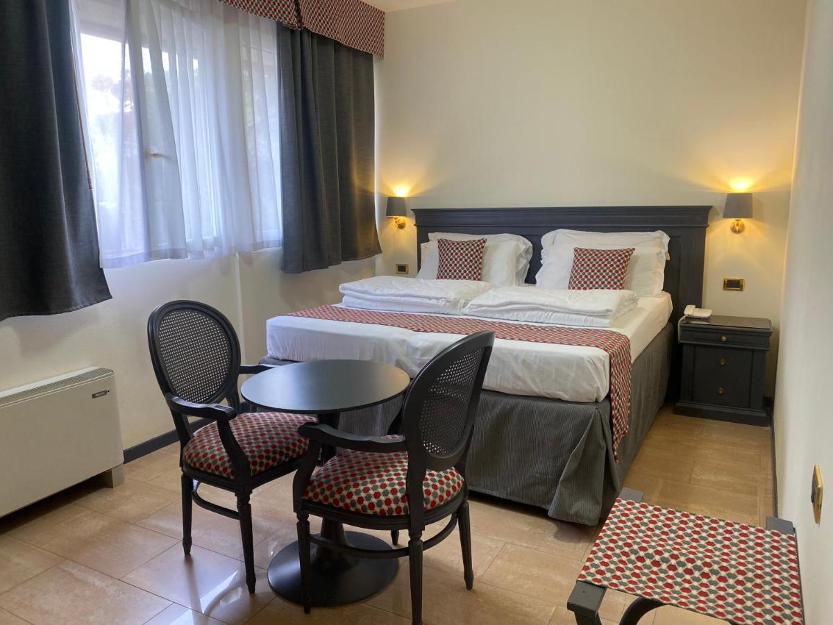 Hotel Estee Desenzano del Garda Exterior photo